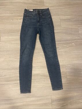 GAP Women's Skinny Jeans in Dark Blue Wash